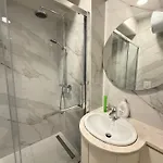 Apartment Centre Lions Gate 1 *