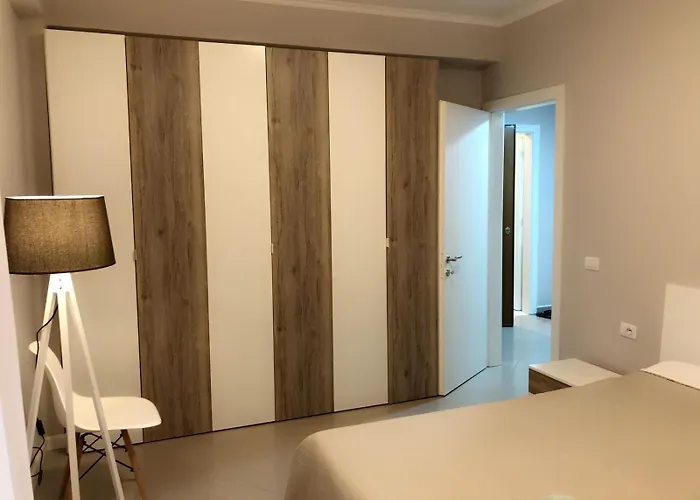 Centre Lions Gate 1 ティラナ