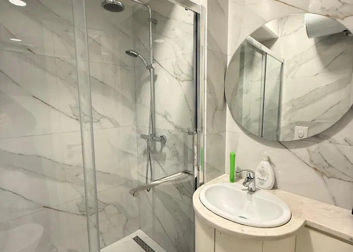 Centre Lionsgate 12 *