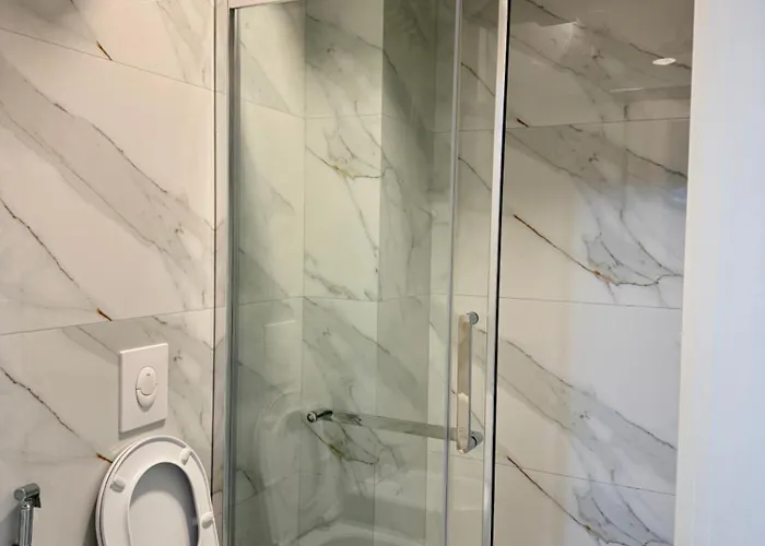 Centre Lionsgate 12 Apartment