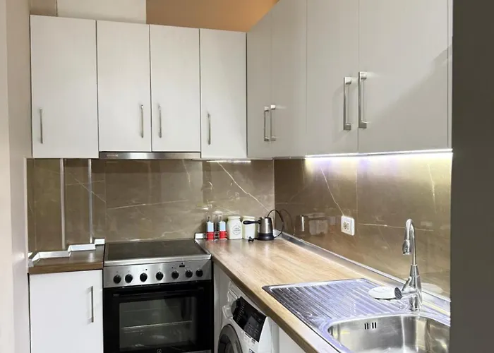 Apartment Centre Lionsgate 12